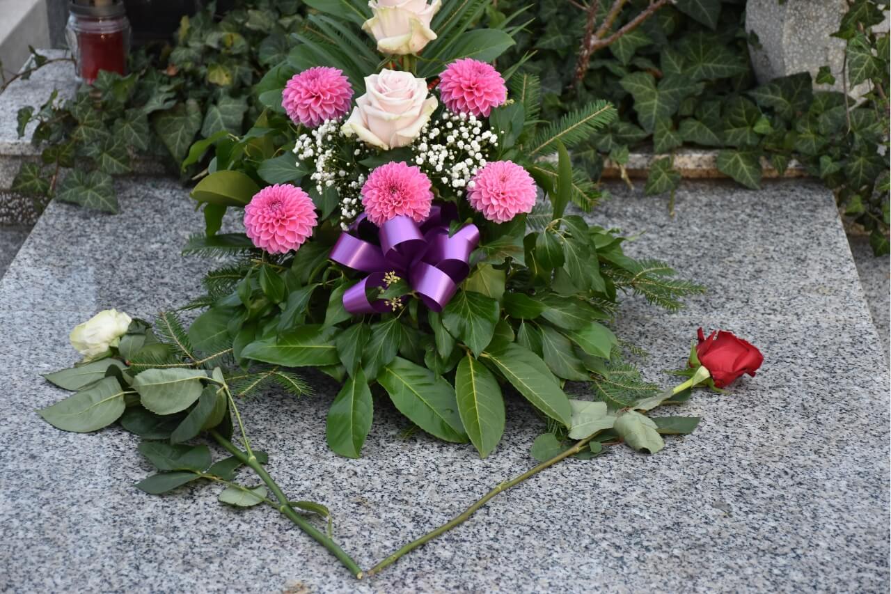 Einfühlsames Trauergesteck mit Rosen und Grün als Abschiedsfloristik in Heidelberg