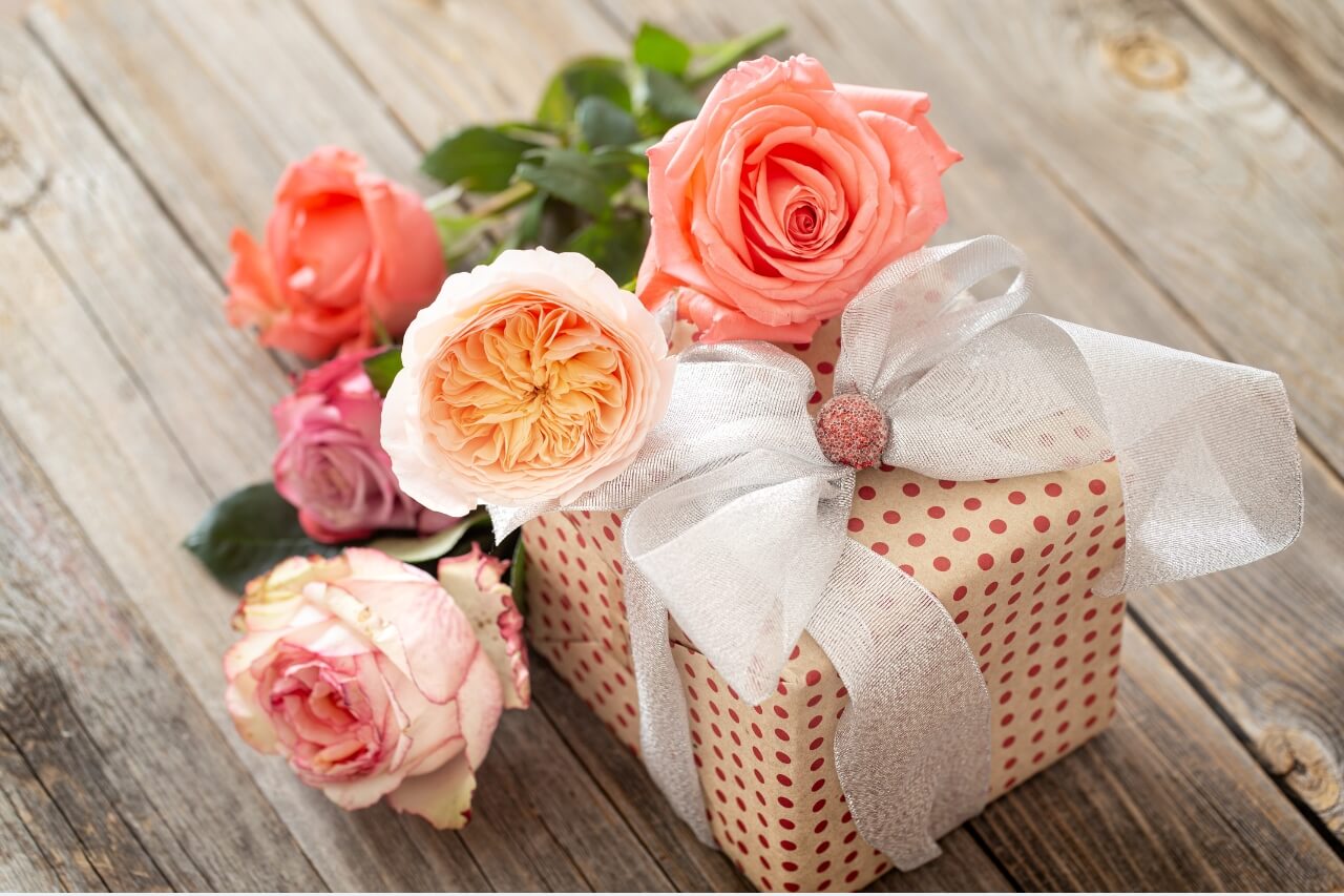 Rosen als liebevolles Blumengeschenk mit dekorativer Verpackung für besondere Anlässe